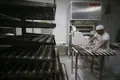 Un trabajador prepara barras de pan en el obrador Europa Press. Archivo