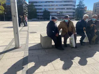 Pensionistas disfrutan del sol en la plaza de la Marina