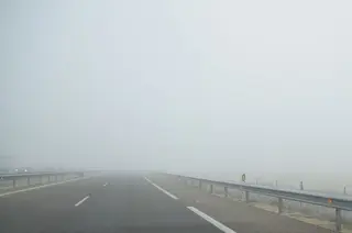 Niebla autovía carretera.