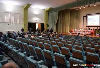 La directiva insiste en la idea de que el Ayuntamiento se haga cargo de instalaciones y trabajadores