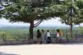 Varios turistas en el Paseo de la Mota esta mañana, epicentro para admirar el eclipse desde Benavente