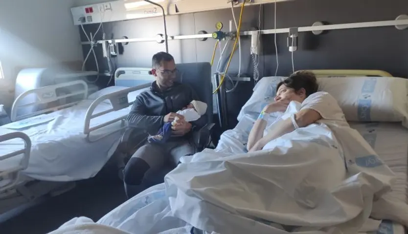 Leo Toledo Pérez junto a sus padres en el Hospital Virgen de la Concha.