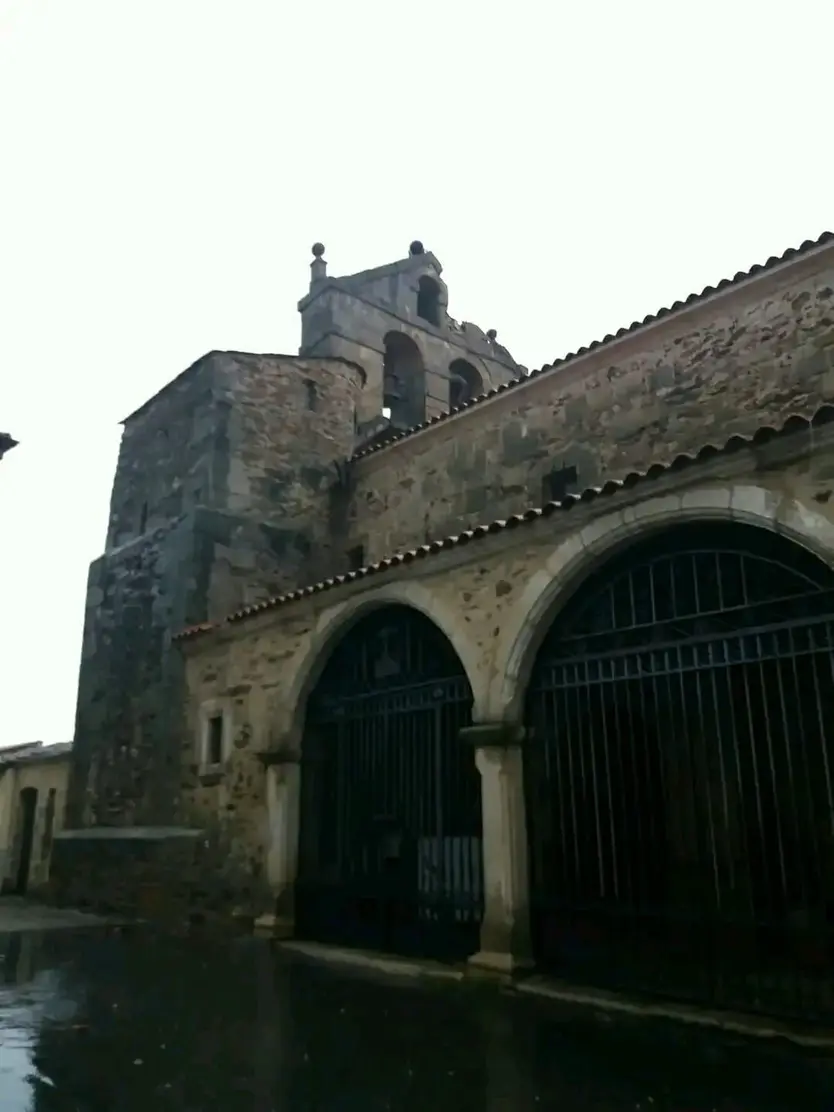Espadaña dañada de la iglesia de Alcañices