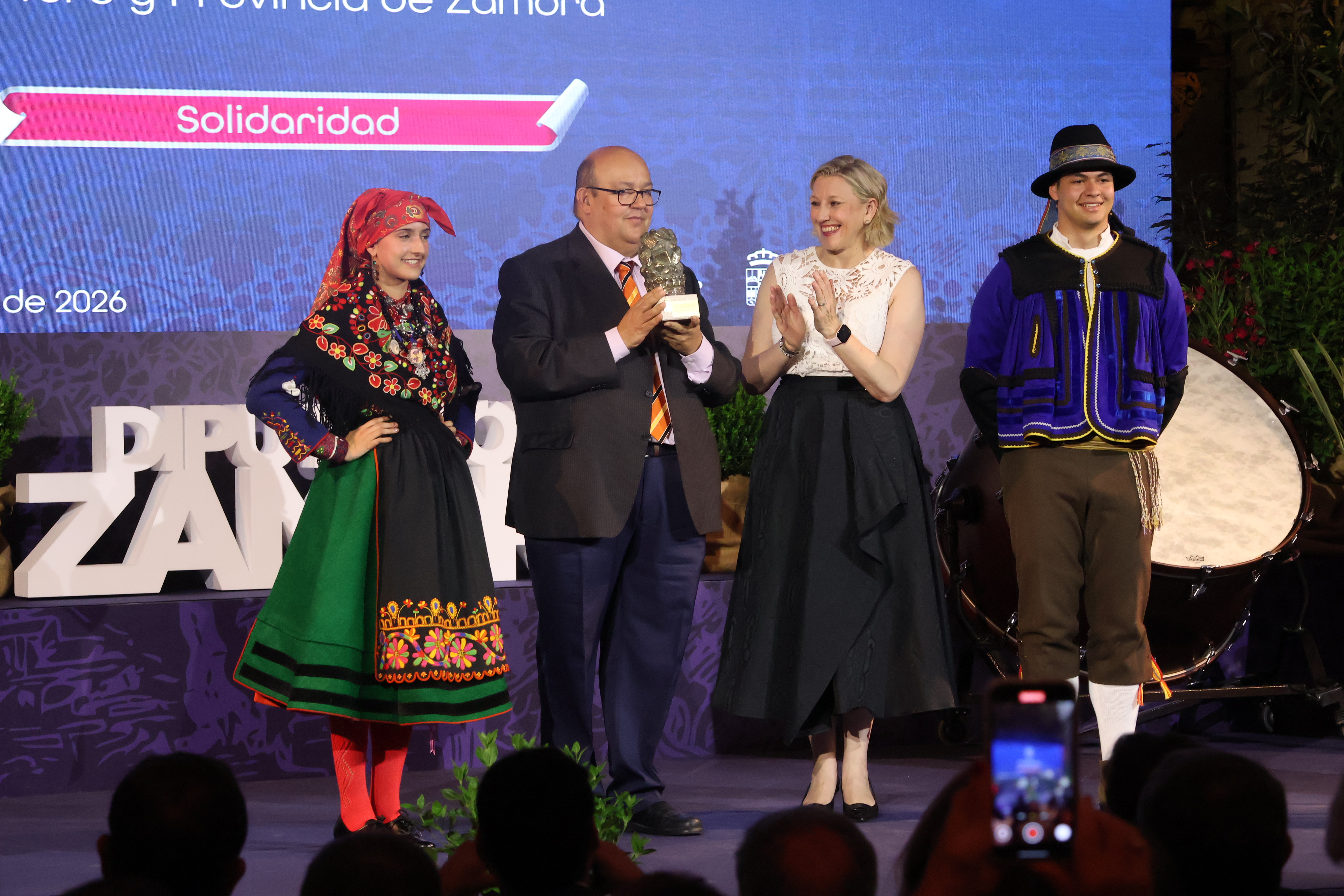 Premio a la Asociaci&oacute;n Unidos Contra el C&aacute;ncer Toro