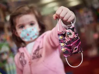 Niños con mascarilla