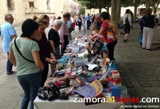 Cientos de personas visitan el rastro-trueque de la Plaza Viriato