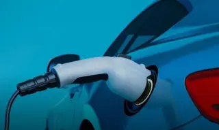 Coche eléctrico en recarga UCB Archivo
