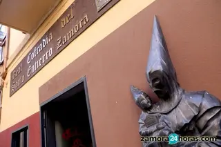 El Santo Entierro llevará tres desfibriladores bajo sus pasos en el desfile del Viernes Santo