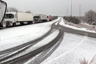 carretera nevada zamora 52 camiones. Archivo