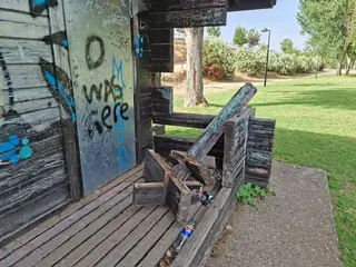 Estado de la caseta de aperos en la zona de merendero de Los Tres Árboles