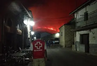 Voluntarios zamoranos de Cruz Roja prestan ayuda en el devastador incendio de la Sierra de Gata