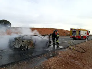 Arde un turismo en la A-66 en Zamora