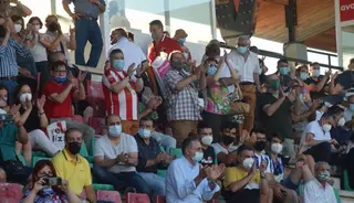 La afición del Zamora aplaude en el Ruta de la Plata