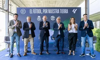 El presidente del Zamora CF (izquierda de la imagen) junto al presidente de la Federación (centro de la imagen) en la presentación del partido benéfico en León por los incendios de 2025 | RFEF