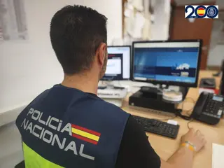 Un agente de Policía Nacional frente al ordenador