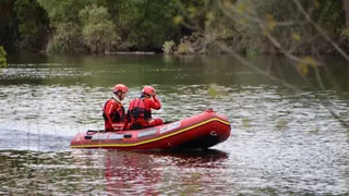 Un dispositivo de rescate de los bomberos en el río. Archivo