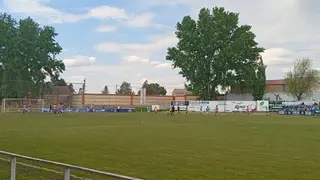 Un instante del duelo entre el CD Villaralbo y el CD Guijuelo | P.R.G.