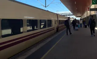 Viajeros en la estación de tren de Zamora Foto M.L