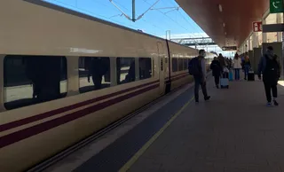 Viajeros en la estación de tren de Zamora Foto M.L