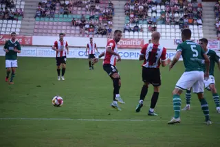 Pito Camacho en un lance del partido frente a Coruxo. Archivo