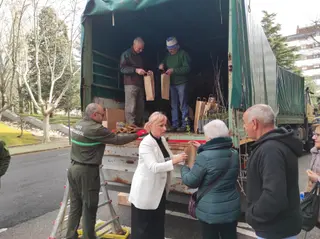 Leticia García reparte árboles por el Día del árbol