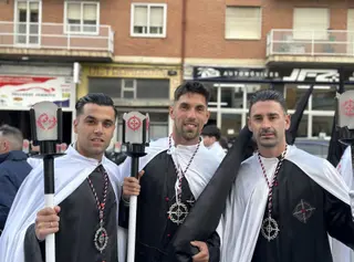 Dani Hernández, Carlos Ramos y Kike Márquez, con el hábito de la Tercera Caída