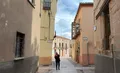 Un hombre camina hablando por el móvil por el Casco Antiguo de la capital 