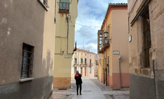 Un hombre camina hablando por el móvil por el Casco Antiguo de la capital 