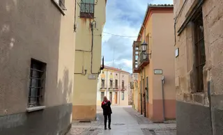 Un hombre camina hablando por el móvil por el Casco Antiguo de la capital