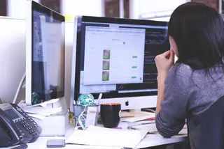 Una mujer delante de una pantalla