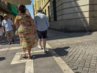 Una mujer se protege del sol en Zamora