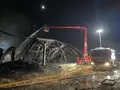 Los bomberos trabajan en la planta de tratamiento de residuos de Roales esta noche