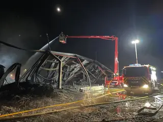 Los bomberos trabajan en la planta de tratamiento de residuos de Roales esta noche