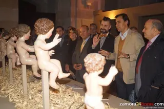 El belén de la Diputación homenajea a Ramón Álvarez con un motanje que combina las grandes tallas con el minimalismo