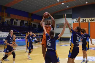Nneka Ezeigbo se impone en un salto a sus defensoras