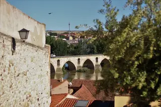 Vista del Puente de Piedra un soleado día de verano