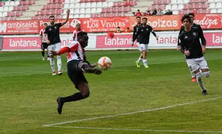 Dongou trata de alcanzar un balón