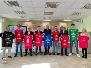Presentación de la camiseta conmemorativa del CD Benavente