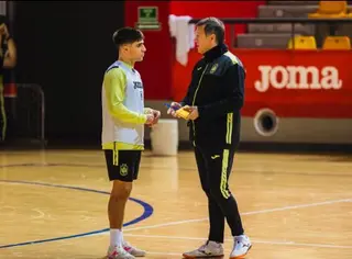 David Novoa junto con el seleccionador Jesús Velasco | RFEF