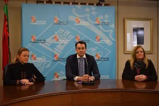 Montes afirma que el problema de falta de médicos "sigue existiendo"