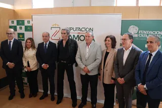 Representantes de la Diputación de Zamora y Caja Rural de Zamora junto a Mario Vaquerizo, artista invitado | Alejandro Sardón