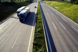 Camiones en una carretera. Archivo