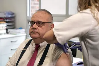 Rubén Cacho ICAL . El consejero de Sanidad, Alejandro Vázquez, recibe la vacuna antigripal en el marco de la campaña autonómica 2024 de vacunación frente a la gripe