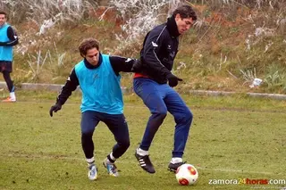 Roberto Aguirre no se reserva a nadie en el entrenamiento central de la semana