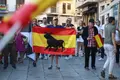 Un manifestante porta una bandera de España con un Toro durante la manifestación de apoyo a Ceuta