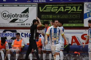 Marcos Vara saluda a los jugadores.Archivo.