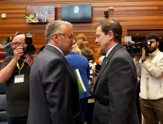 Leticia Pérez / ICAL. El presidente de la Junta en funciones, Alfonso Fernández Mañueco, y el portavoz del Grupo Parlamentario de Voz, Carlos Pollán, conversan durante la sesión constitutiva de las Cortes de Castilla y León de la XII Legislatura