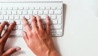 Una persona utilizando un teclado de un ordenador Mac. EP