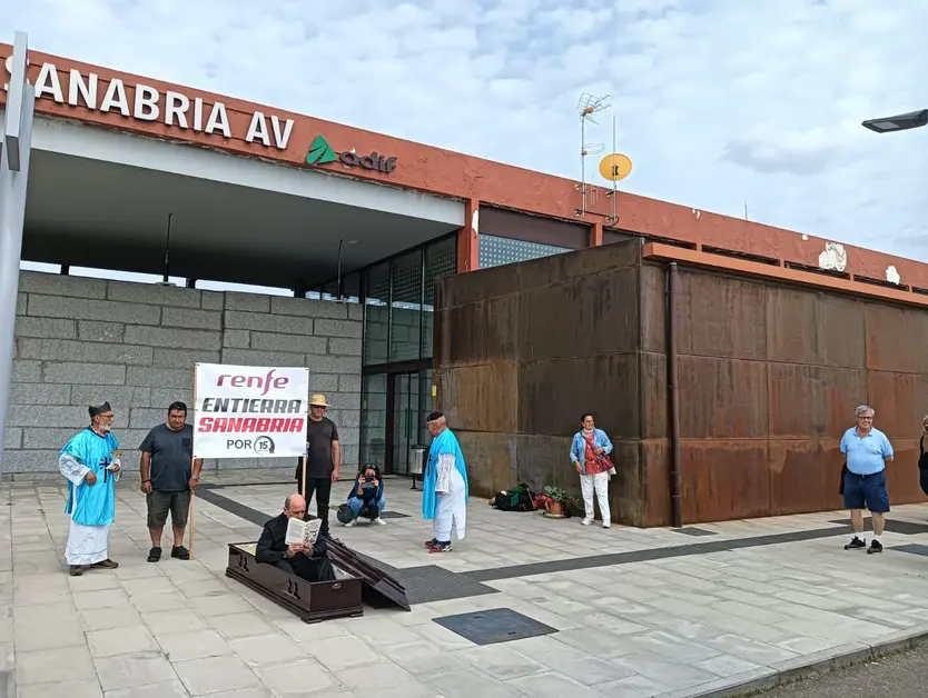 Activistas de la comarca de Sanabria escenificarán una protesta simulando un entierro frente a la estación de Alta Velocidad de Sanabria 