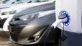 Un coche eléctrico recargando en una electrolinera. OCU. Archivo